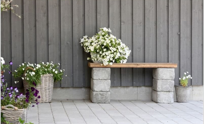 Góc vườn nhỏ xinh xắn hơn nhờ chiếc ghế được xếp từ các viên đá và một tấm ván gỗ nhỏ, đặt những giỏ hoa ở cạnh, không gian vườn của bạn đã trở nên ấn tượng hơn bao giờ hết