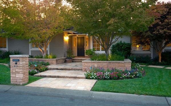 Với hoa và cỏ, sân nhà bạn sẽ sở hữu một lối vào đẹp như mơ